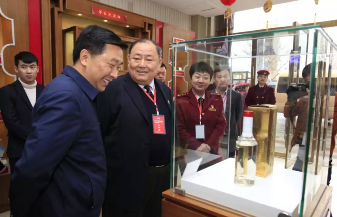 会议期间,与会顾问团成员参观了山东新星集团茅台酱香系列酒的终端