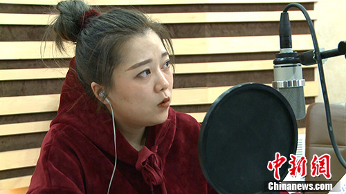 工作中的乔诗语.中新网记者 让宝奎 摄