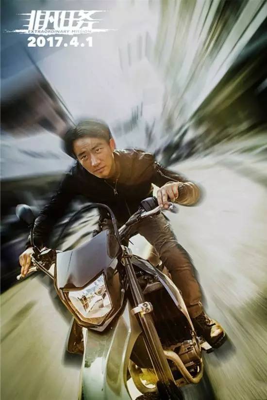 他骑着摩托玩起跑酷,从一座楼破窗飞跃到另一座楼,半空中还帅气回头打