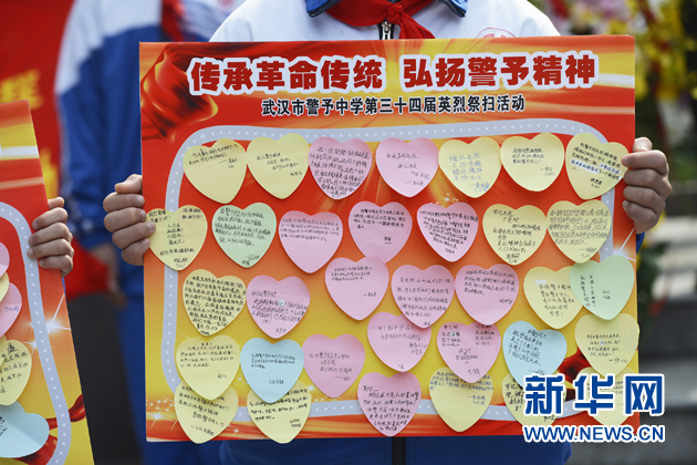 武汉市警予中学学生制作的心愿卡(新华网欧阳小洁 摄) 责任编辑:乔