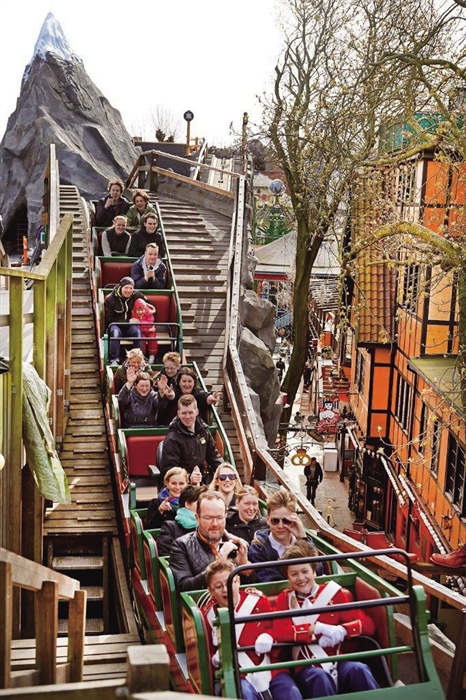 文/图 姜华趣伏里公园(tivoli gardens)位于丹麦首都哥本哈根的市中心