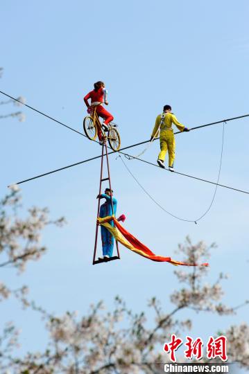 江西龙虎山景区上演高空单车走钢丝