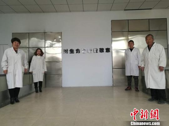 图为内蒙古呼和浩特市托克托县殡仪馆工作的两代火化工. 张林虎 摄