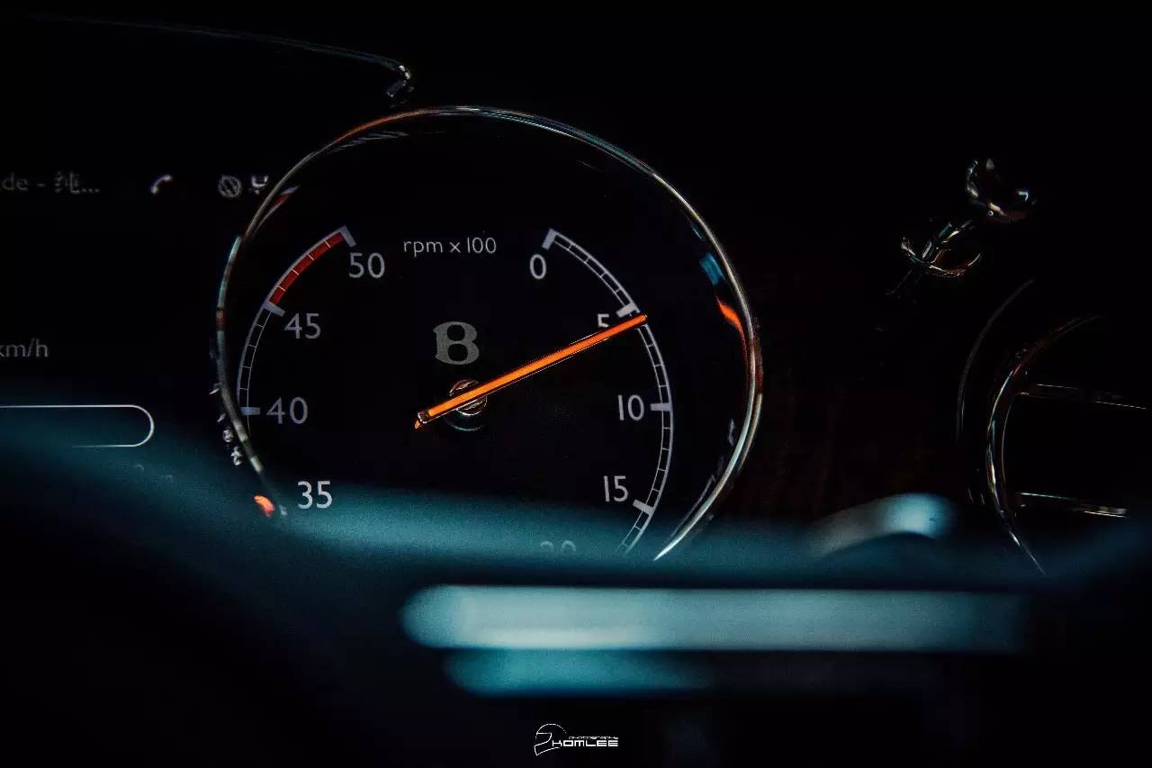 什么年代了，还玩V8T？丨小聚