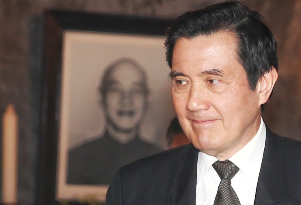 蒋介石逝世42周年马英九慈湖谒灵