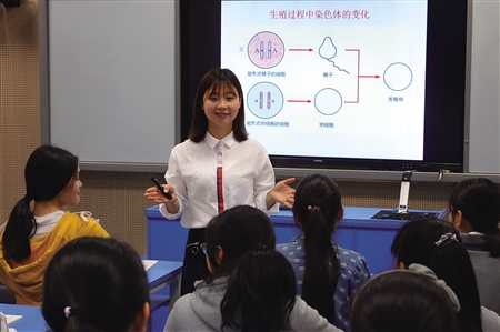 用唐诗宋词讲生物课这个美女老师不一般