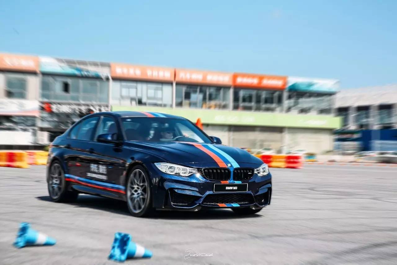 什么年代了，还玩V8T？丨小聚