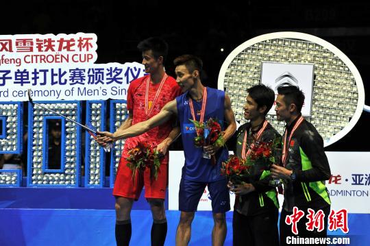 2016年亚洲羽毛球锦标赛，马来西亚名将李宗伟获得该项赛事男单冠军，图为颁奖仪式后获奖选手合影。（资料图） 张畅 摄