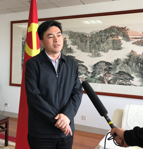 章丘区委书记刘天东接受记者采访