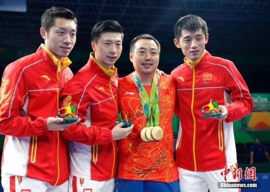 许昕(左一)、马龙(左二)、刘国梁(右二)、张继科。<a target='_blank' data-cke-saved-href='http://www.chinanews.com/' href='http://www.chinanews.com/' >中新网</a>记者 盛佳鹏 摄