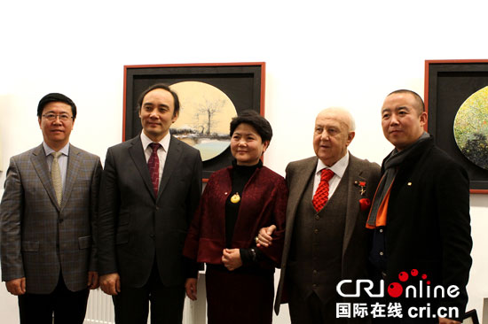 赵国成等各界人士出席开幕式俄罗斯参观者在展出的作品前留影国际在线