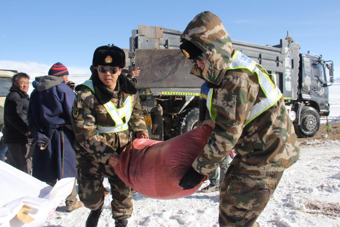 西藏阿里多名群众被大雪围困 武警官兵紧急救援