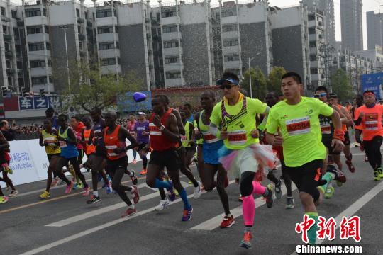 2017徐州国际马拉松开跑，全民健身就要欢乐动起来。