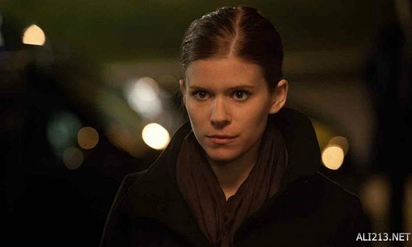 佐伊·巴恩斯(凯特·玛拉饰演),被冷血无情的国会议员弗兰西斯