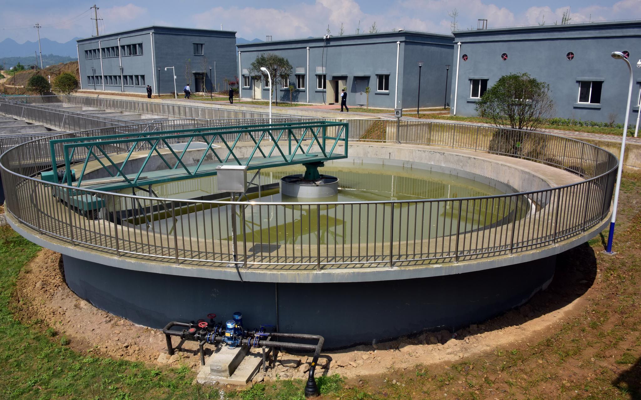 重庆市巴南区麻柳污水处理厂刚建成,正在进行通水调试.摄影/章轲