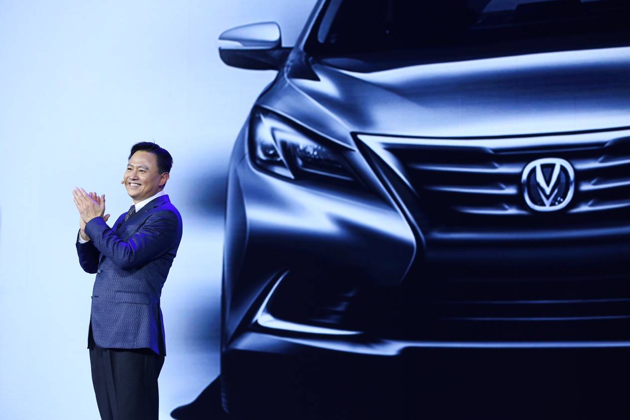 搞事情徐留平给马挂上车标开了场汽车发布会