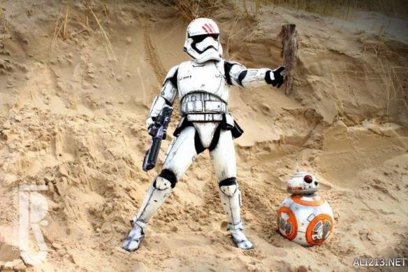 六岁女孩cos《星球大战》暴风兵芬恩 摆pose有板有眼