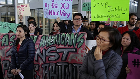 4月11日,美国亚裔民众在芝加哥奥黑尔机场抗议美联航暴行并声援受害人