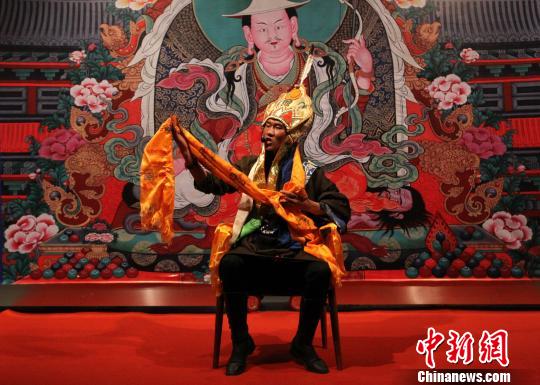 青海保护民族文化项目成果展上格萨尔说唱艺人演绎《格萨尔王传》.