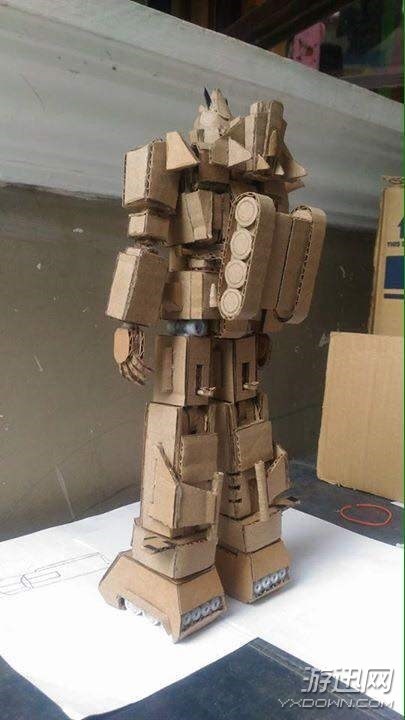 更加令人惊奇的是,这个机器人的高度只有区区60厘米,每一个部件都相当