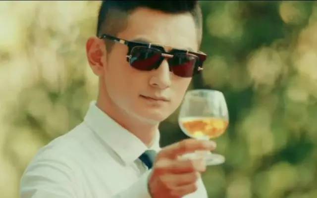 饰演哥哥鹿音的梁大维在收获广泛好评的悬疑探案剧《暗黑者》中以