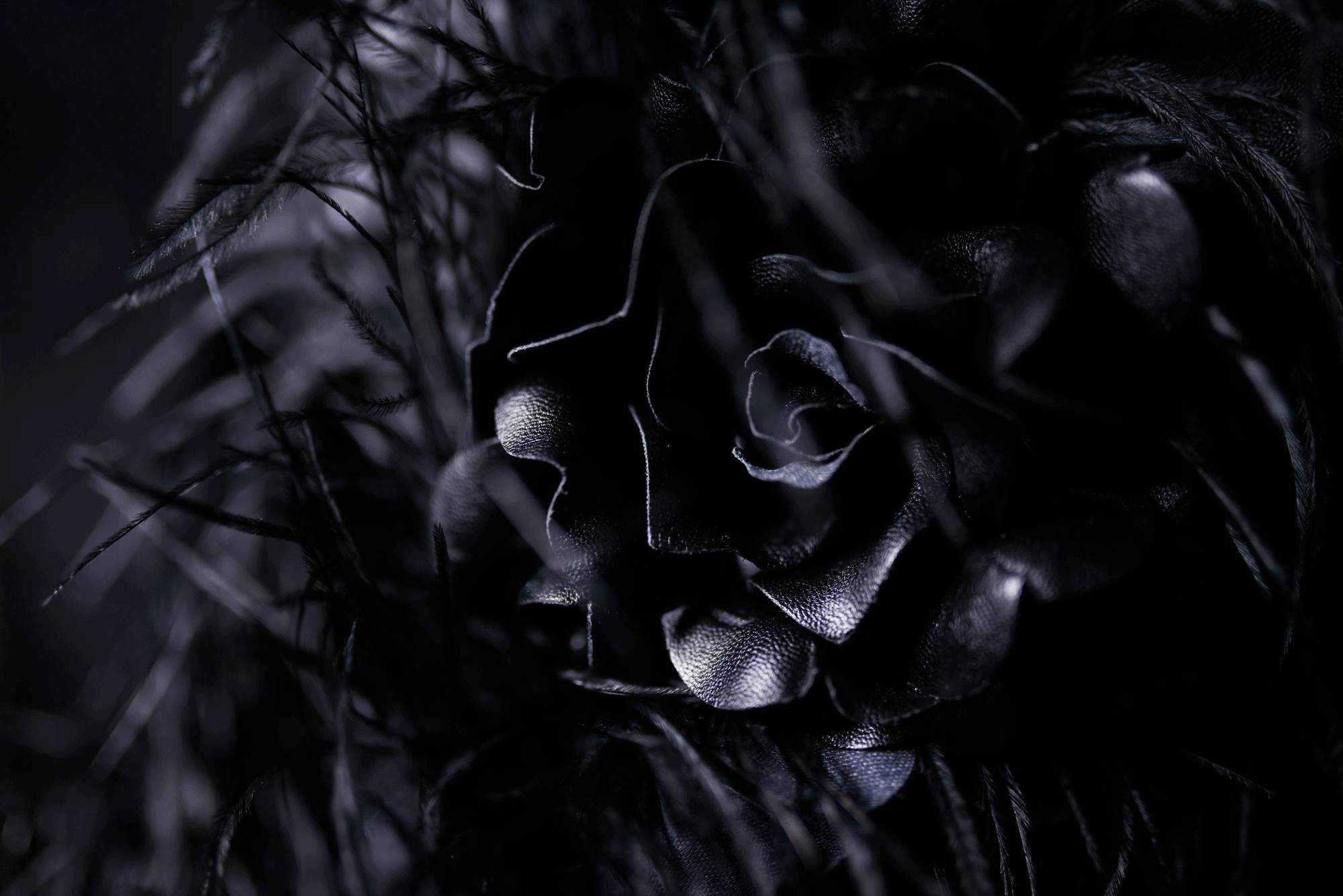 面料 各种材质将黑色的不同调性毕露无疑,那是高冷,不羁又有些妩媚的