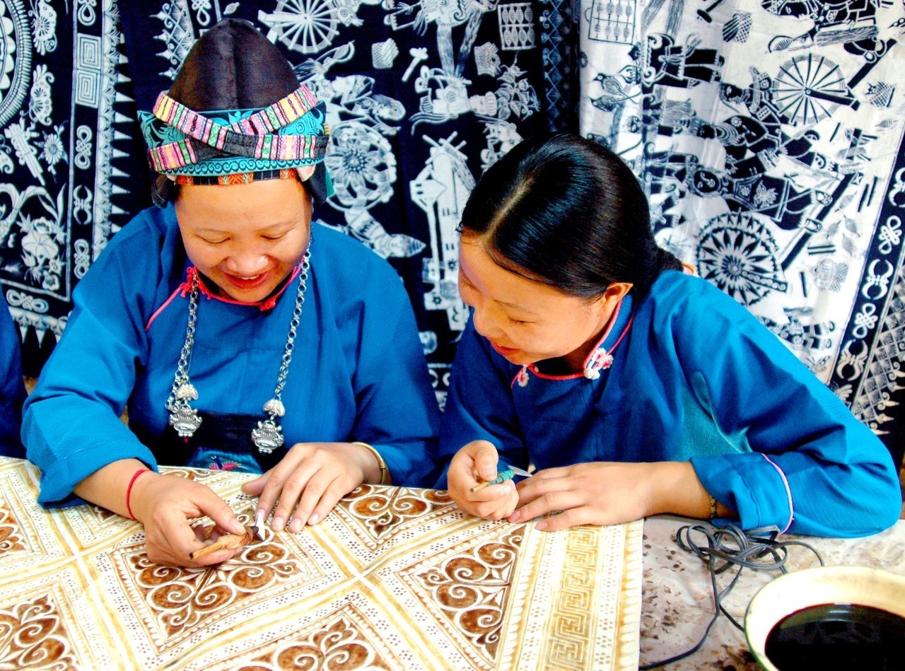 建立苗族手工蜡染技艺传习所,开展苗族蜡染技艺系列培训活动