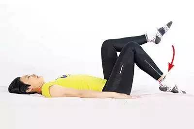 step1目的:收缩子宫及腹肌,锻炼腿部产后第5天开始腿部运动平躺在床上