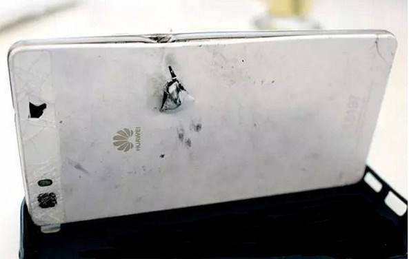 配图中的华为p7手机后盖被子弹击碎,露出主板和元器件,已经报废.