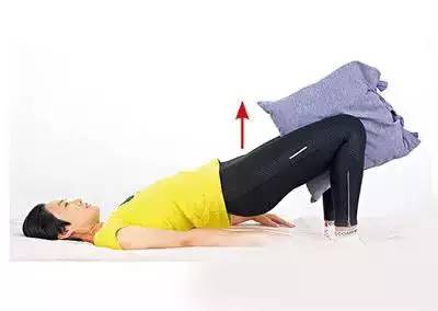 右脚脚尖向下点床面后再恢复平行,换左脚尖点床面,左右交替同样的动作