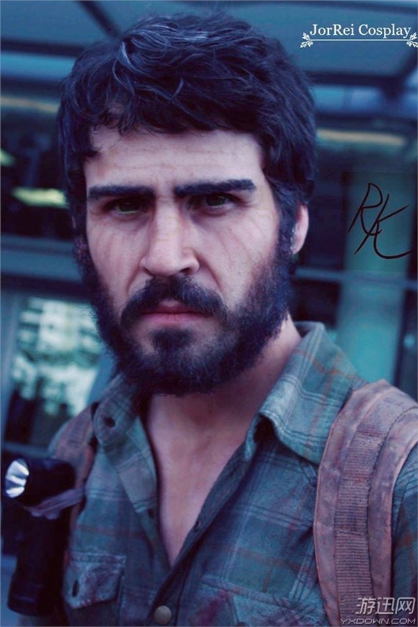 美国末日乔尔艾莉精彩cos小萝莉身背狙击眼神忧郁