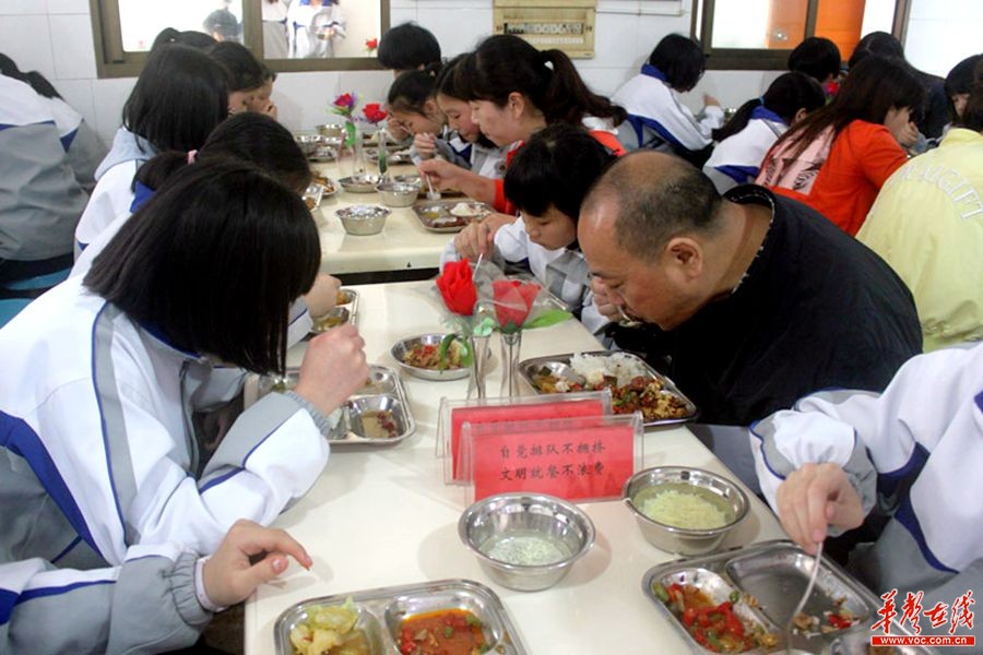 浏阳一中艺校开展家长工作日活动 零距离互动促发展