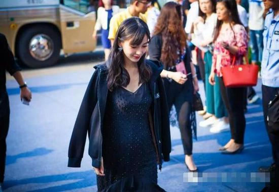 baby才不是代孕,看这些大肚照还有黄晓明就知道啦!