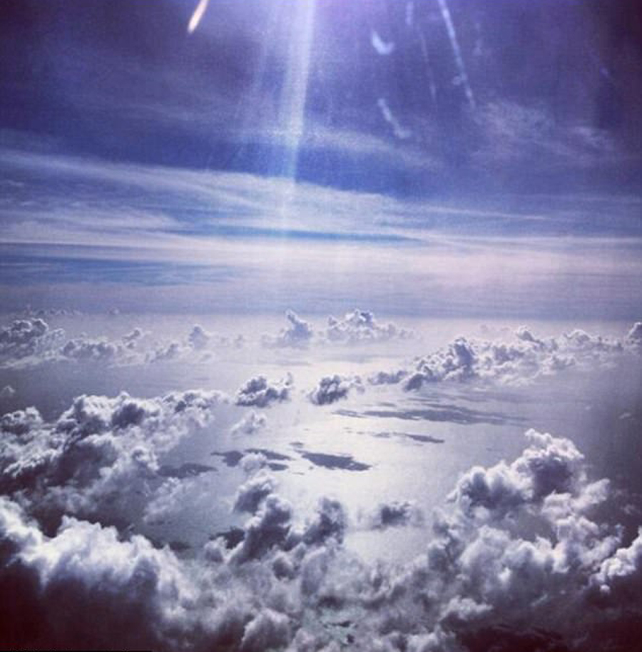 2013年乘坐私人飞机旅行时，梅拉尼娅兴奋地写道：“在天上”。