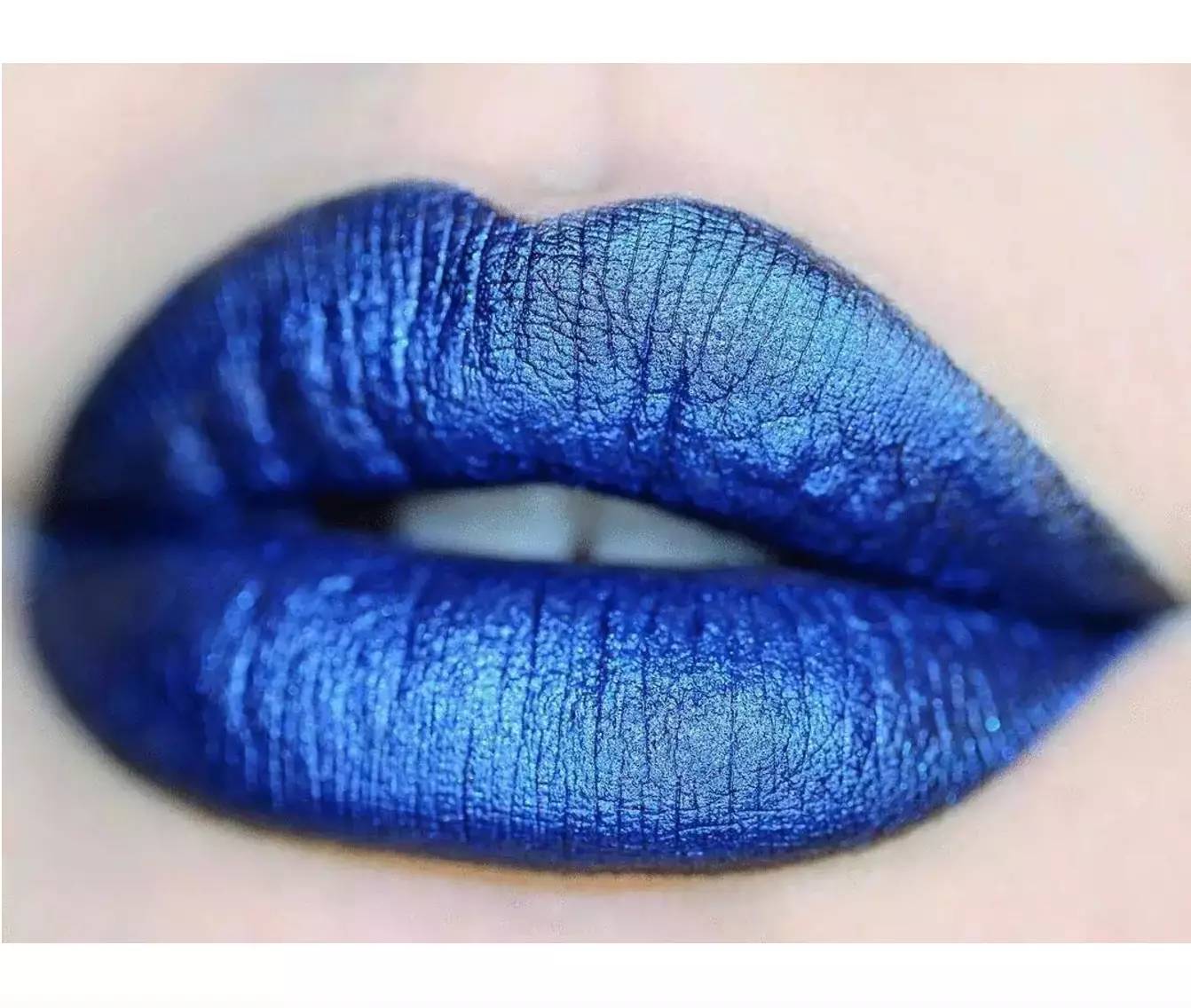 sugarpill推出了一支有金属质感,能够反射光泽的钴蓝色口红shiver.