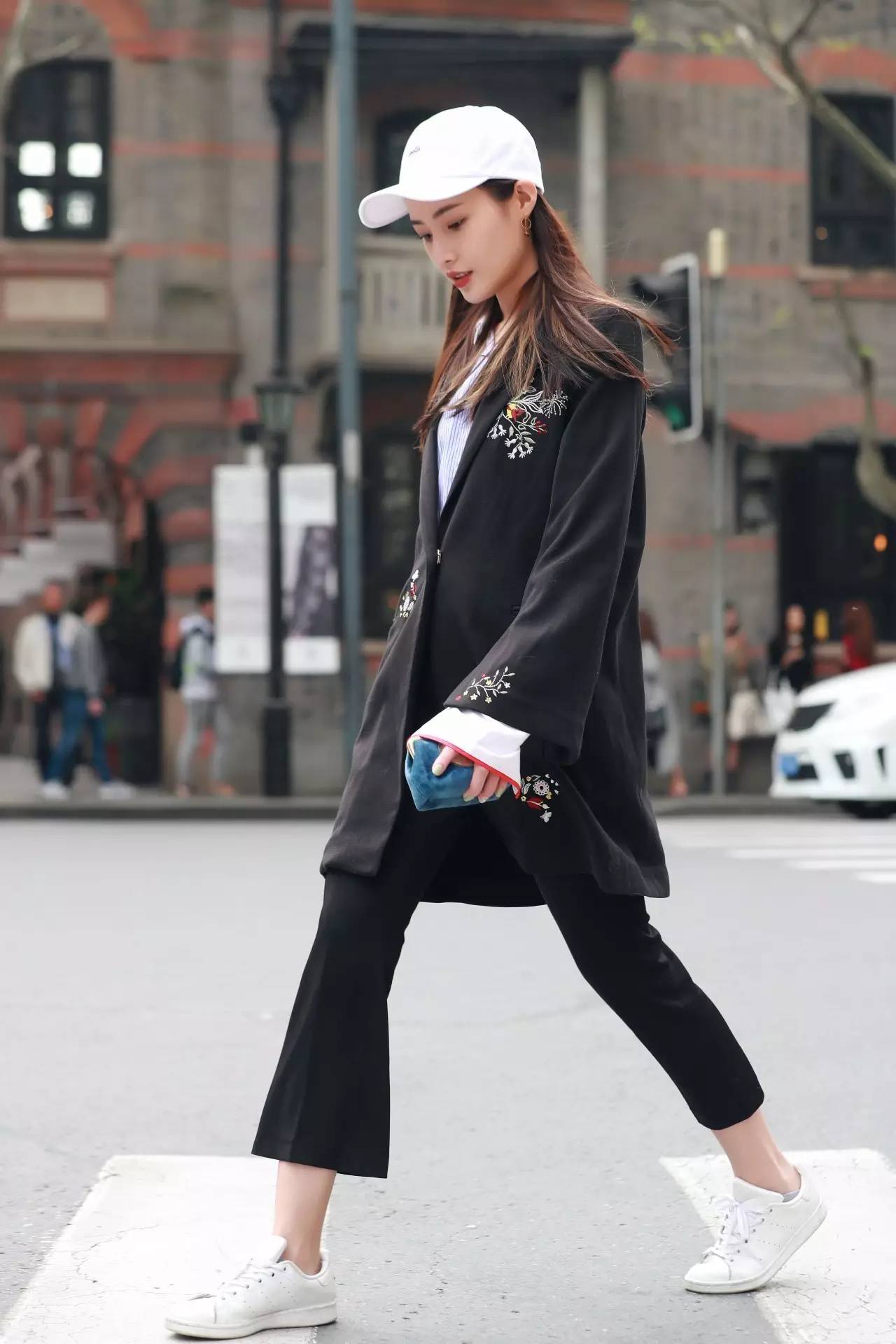 海报说| 会摆pose还会"装",街拍达人不难当!