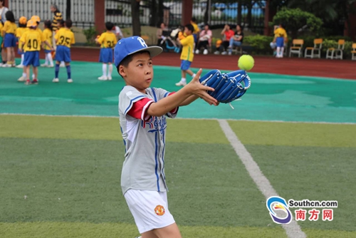广州市荔湾区西塱小学第三届足球嘉年华活动顺利举行