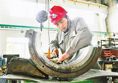 4月18日,李剑兵正在演示轴瓦刮削技艺.记者 熊明 摄