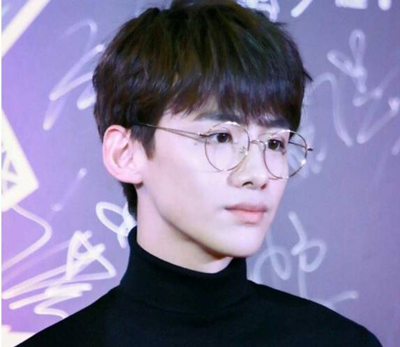 白敬亭戴上圆形眼镜立马唤醒了书生气质
