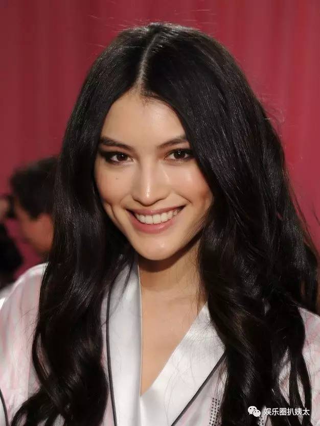 奚梦瑶脸肿认不出,何穗长出尖下巴…以高端脸著称的国际超模居然也