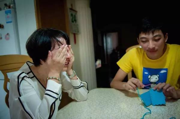 镜头下的自闭症家庭:孤独世界,举步维艰