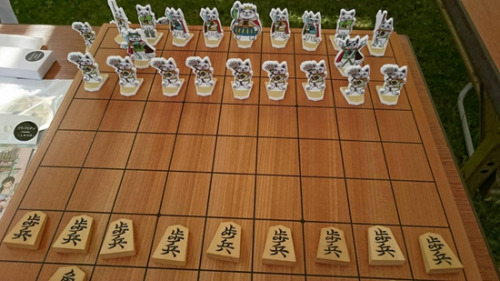 日本举行真人将棋赛樱花树下棋子厮杀对战