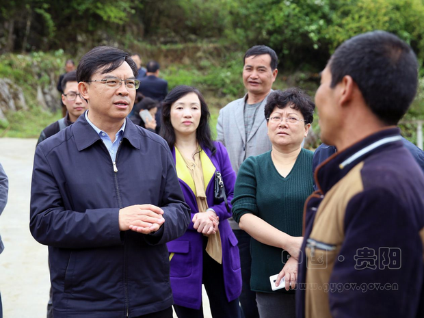 陈少荣到修文县小箐乡龙山村指导扶贫解困工作
