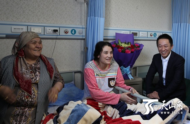 白西汗(中)和结亲妈妈买丽艳姆(左一),哥哥席博(右一)在一起.