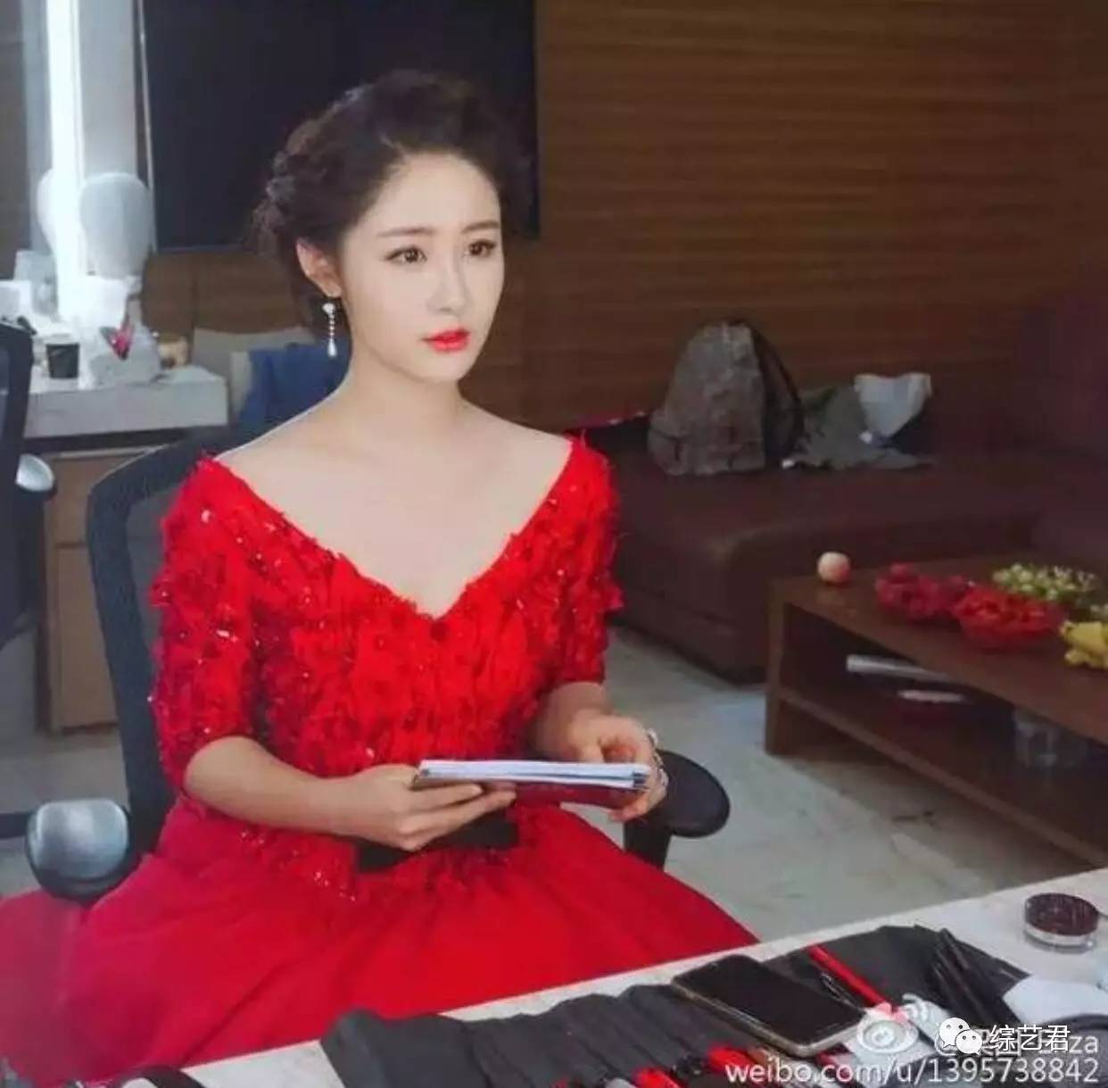 一踩一捧?芒果台女主持上位堪比宫斗戏!