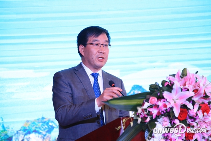 中共渭南市华州区委书记霍文军做推介.现场签约.