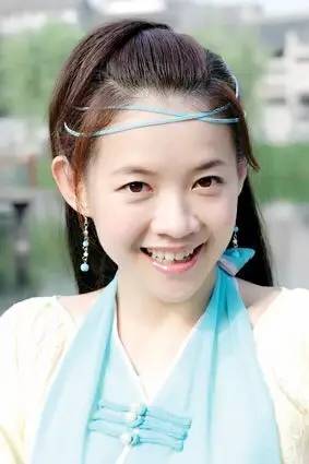 仔细回忆,曾宝仪简直承包了童年,《傻王闯天下》《三揭皇榜》《天师