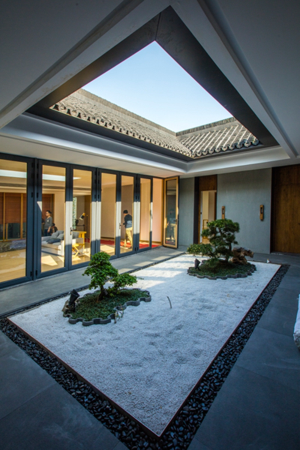 俯视四楼庭院 摄影/吴军从2015年7月开始,这个项目施工花了15个月.