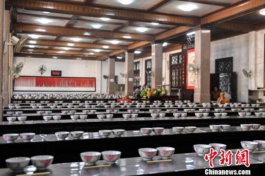 南华寺斋堂内摆好统一的餐具. 陈冀旻 摄
