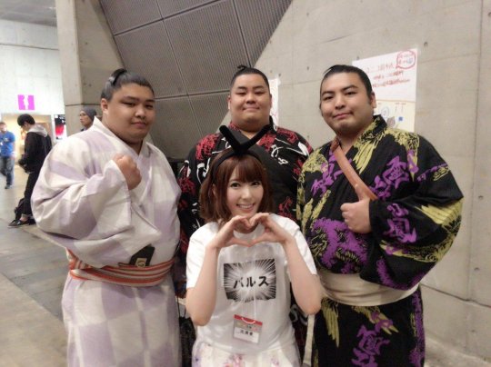 波多野结衣老师现身漫展 日本宅男争相合影